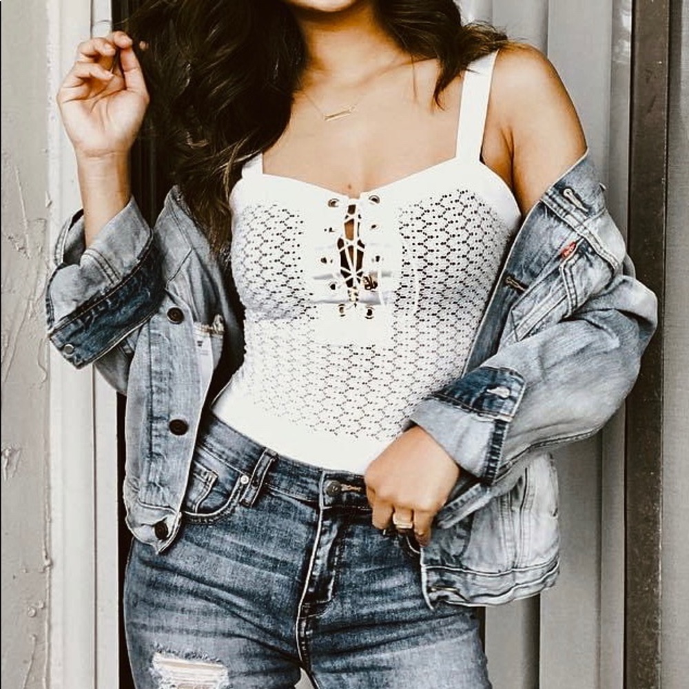 3/$20 🎉 White Eyelet Drawstring Bodysuit Small